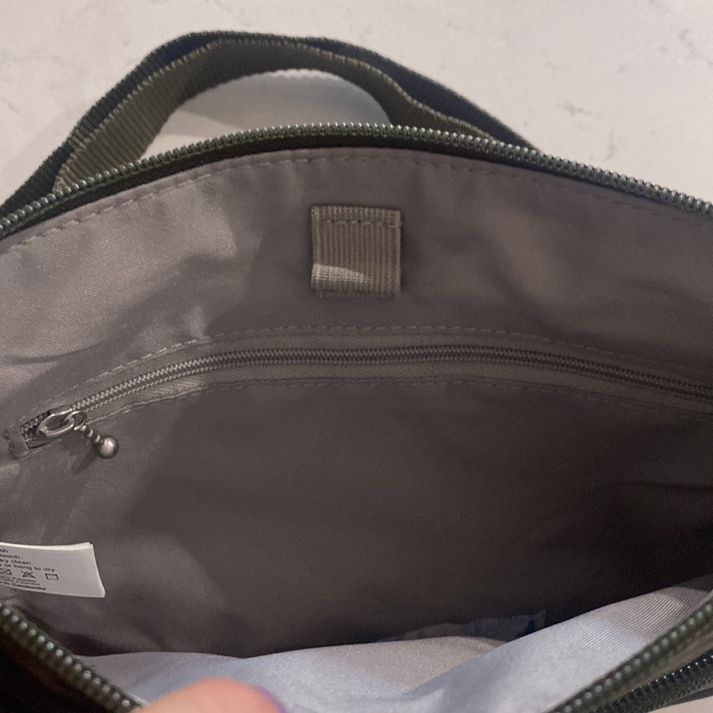 💚🆕Baggallini Joey Large Crossbody, Camo Olive Green - Picture 3 of 8
